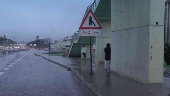 İ̇stanbullular Hafta Sonuna Yağmurla Uyandı