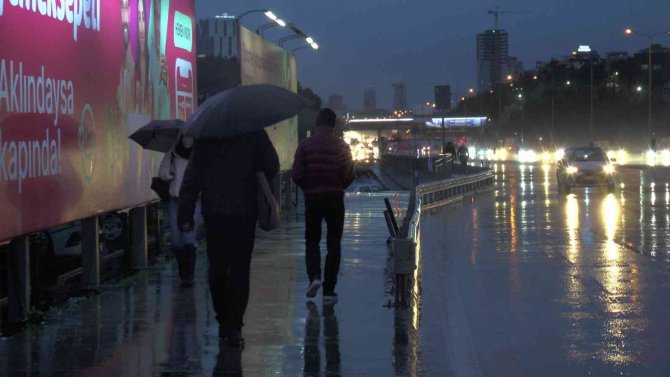 İ̇stanbullular Hafta Sonuna Yağmurla Uyandı