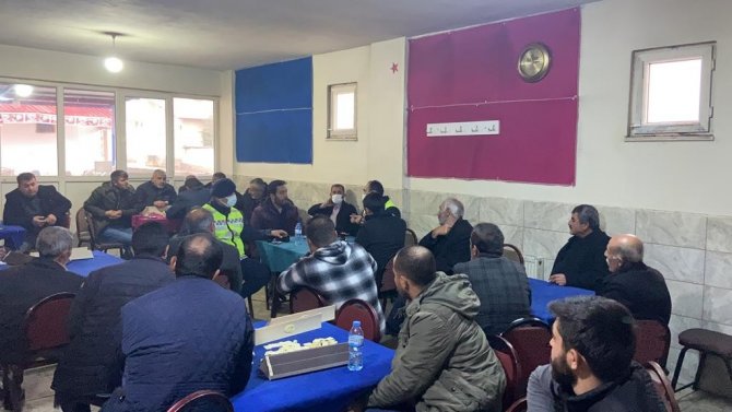 Kahvehanelerdeki Vatandaşlara Trafik Kuralları Anlatıldı