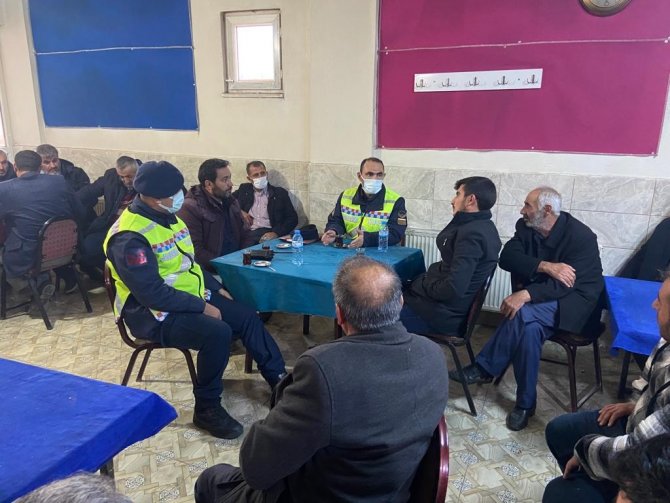 Kahvehanelerdeki Vatandaşlara Trafik Kuralları Anlatıldı