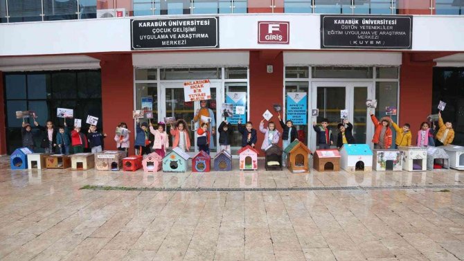 Minik Eller Sayesinde Patili Dostlar Sıcak Yuvalara Kavuşacak