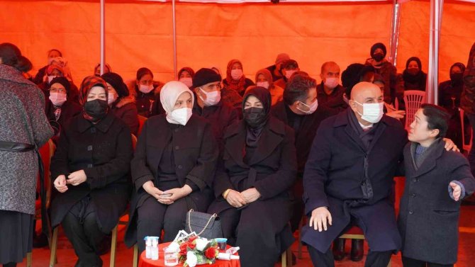 Bu Pazarda Kadınlar Ürettiklerini Satıyor