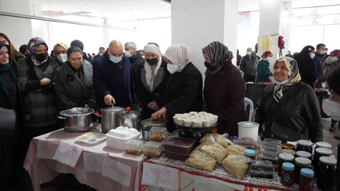 Bu Pazarda Kadınlar Ürettiklerini Satıyor