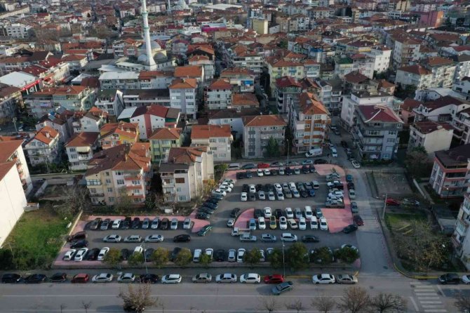 Gölcük’te 84 Araçlık Otopark Trafiği Rahatlattı