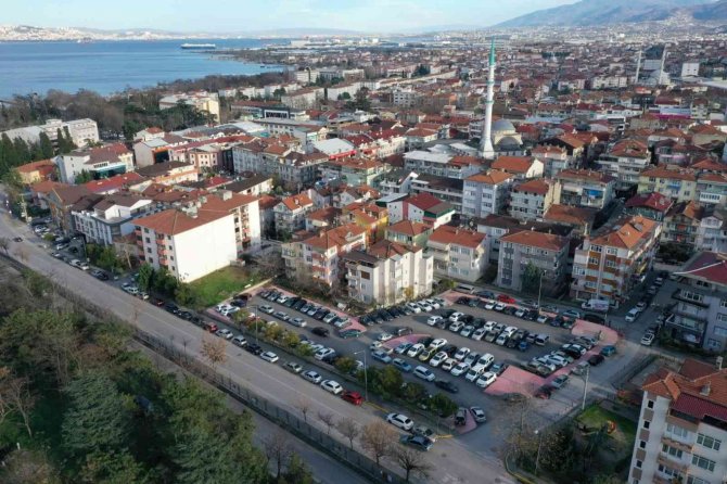 Gölcük’te 84 Araçlık Otopark Trafiği Rahatlattı