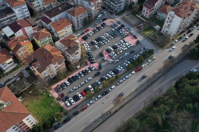 Gölcük’te 84 Araçlık Otopark Trafiği Rahatlattı