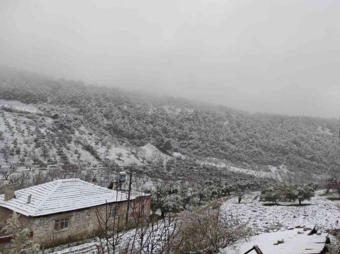 Kar Yağışı Yüzleri Güldürdü