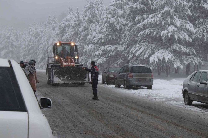 Kocayayla Geçidinde Kar Kalınlığı 48 Santimetreye Ulaştı