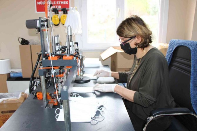 Milli Eğitim Destek Verdi, 6 Kadın Bir Yılda 3,5 Milyondan Fazla Maske Üretti