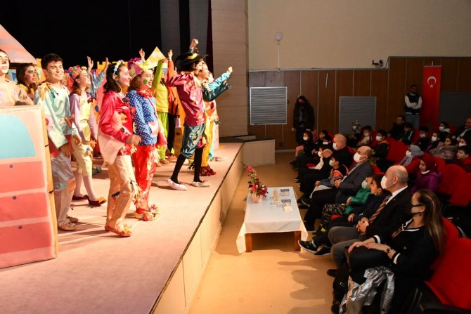 Vali Dağlı, Çocuklarla Birlikte Tiyatro İzledi