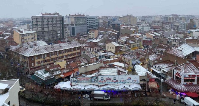 Eskişehir’de Çatılar Beyaza Bürünürken, Yerler Islak Kaldı