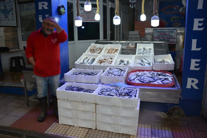 Balıkçılar Denize Açılamayınca Tezgahlar Boş Kaldı, Fiyatlar Yükseldi