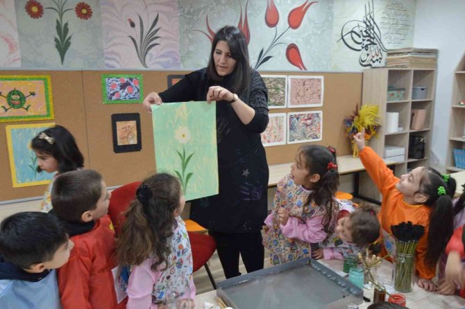 Minik Eller Hayallerini Ebrulara Aktarıyor