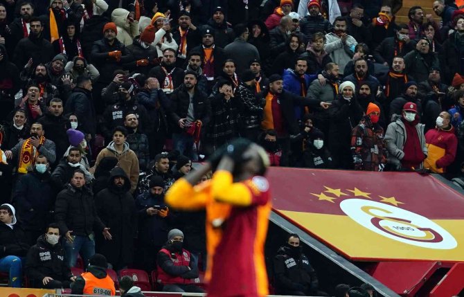 Spor Toto Süper Lig: Galatasaray: 0 - Medipol Başakşehir: 1 (İ̇lk Yarı)