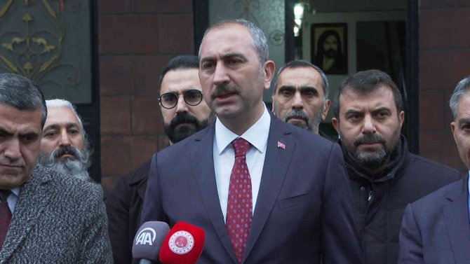 Adalet Bakanı Gül Cemevini Ziyaret Etti: “Biz Hep Birlikte Türkiye’yiz”