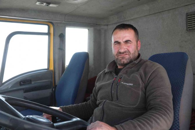Başkale’de Kamyonlarla Kar Taşınıyor