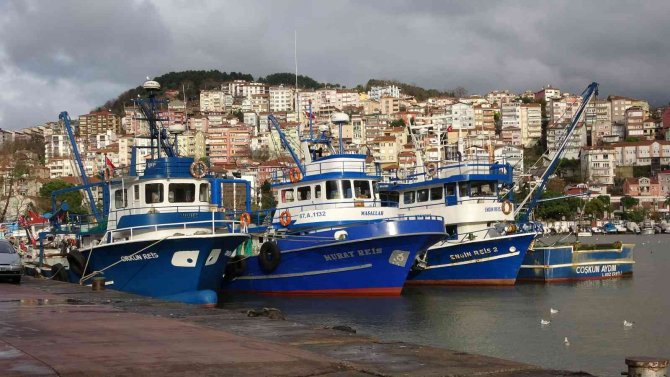 Balıkçılar Denize Açılamayınca Tezgahlar Boş Kaldı