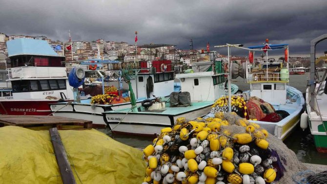 Balıkçılar Denize Açılamayınca Tezgahlar Boş Kaldı