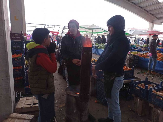 Afyon’da Kar Yağışı Ve Soğuk Pazarcı Esnafına Zor Anlar Yaşattı