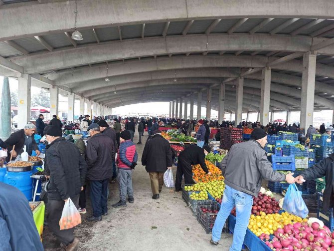 Afyon’da Kar Yağışı Ve Soğuk Pazarcı Esnafına Zor Anlar Yaşattı