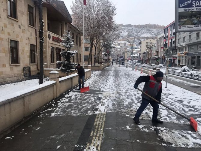 Bayburt’ta Kar Yağışıyla Birlikte Ekipler Sahaya İndi