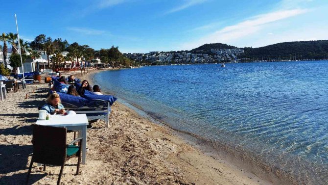 Bodrum’da Güneşi Gören Sahile Koştu