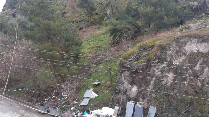 Osmancık Kalesi’nden Düşen Kaya Parçaları Korkuttu