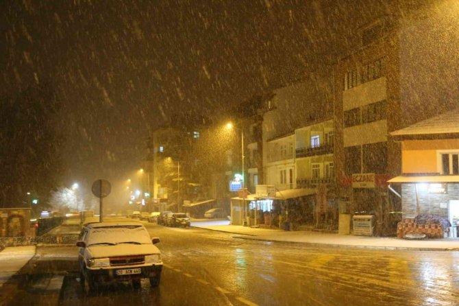 Denizli Kent Merkezine Beklenen İlk Kar Düştü