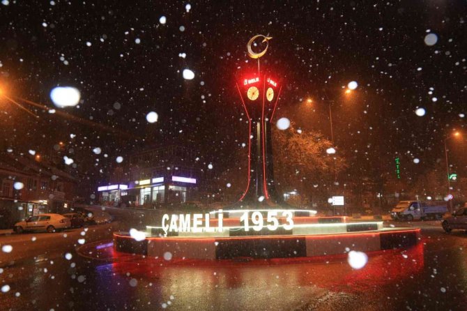 Denizli Kent Merkezine Beklenen İlk Kar Düştü