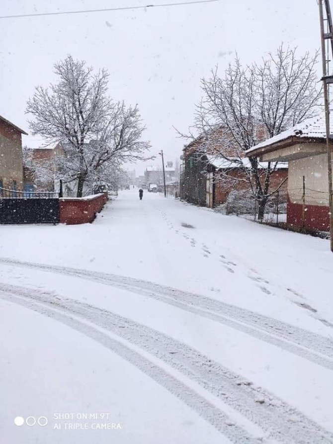 Kar, Çiftçi Ve Çocukları Sevindirdi