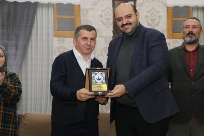 Aziziye Belediyesi’nden Tiyatro Ziyafeti