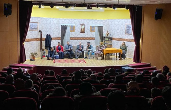 Aziziye Belediyesi’nden Tiyatro Ziyafeti