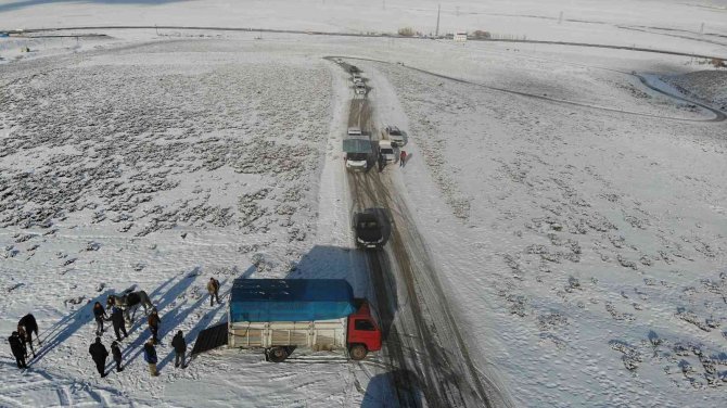 Buz Tutan Yollar Sürücülere Çile Oldu