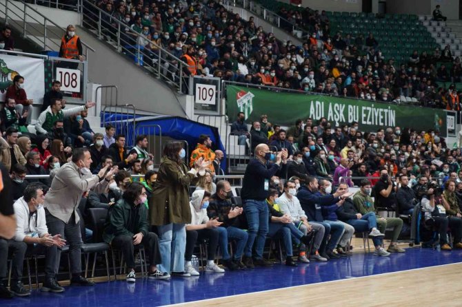 Frutti Extra Bursaspor, Anadolu Efes’i Ağırladı