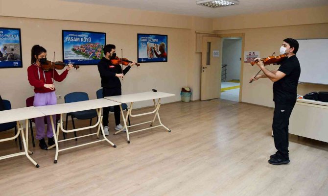 Gençlerden Keman Kursuna İlgi