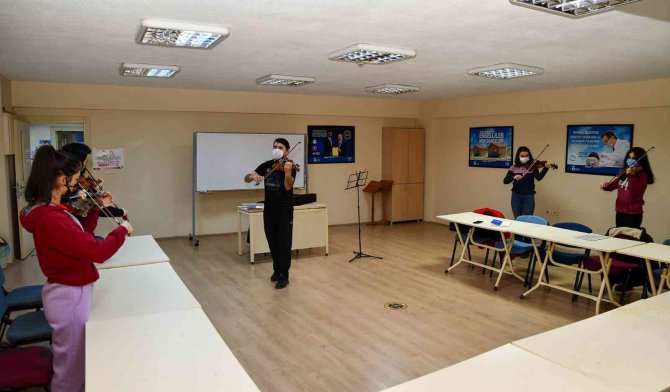 Gençlerden Keman Kursuna İlgi