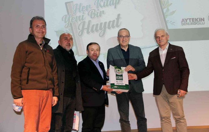 Spor Yorumcusu Haldun Domaç, Kitap Fuarı’nda Okurlarıyla Buluştu