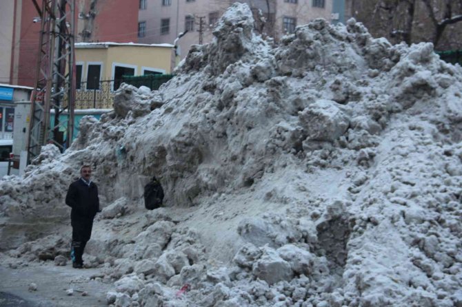 Hakkari’de İki Günde 500 Kamyon Kar Taşındı