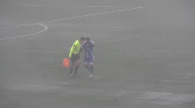 Amatör Lig Maçına Yağmur Ve Fırtına Engeli