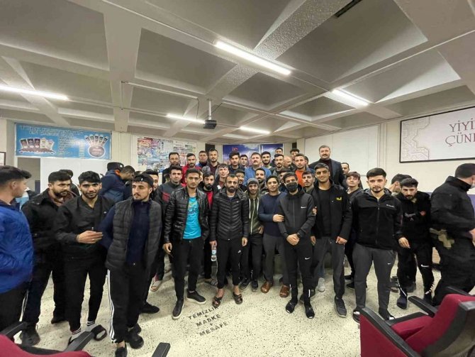Vali Dolmuş Fiyatlarına Tepki Gösteren Öğrencilerle Bir Araya Geldi