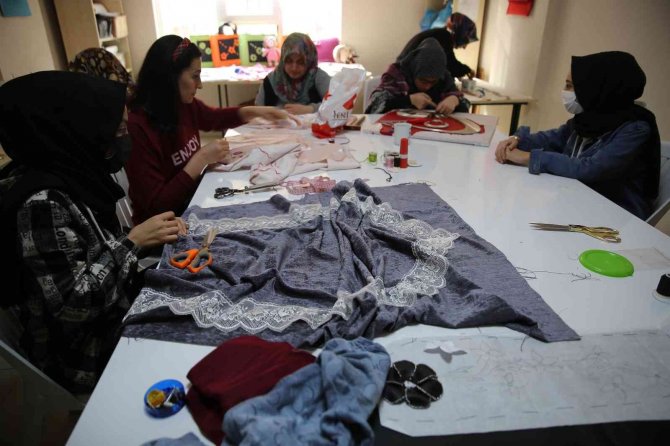 Kadınlar Haliliye Belediyesiyle Meslek Sahibi Oluyor