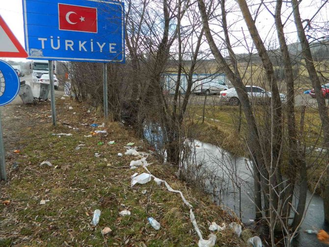Türkgözü Sınır Kapısı Çöp Alanına Döndü