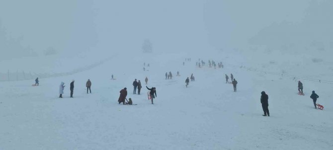 Karabük’te Kar Yağışını Gören 2 Bin Rakımlı Keltepe Kayak Merkezi’ne Koştu