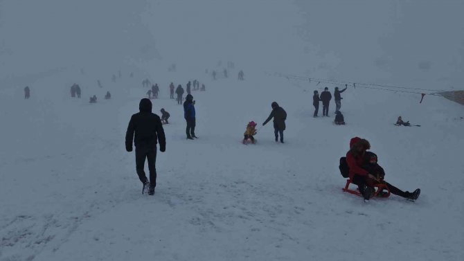 Karabük’te Kar Yağışını Gören 2 Bin Rakımlı Keltepe Kayak Merkezi’ne Koştu