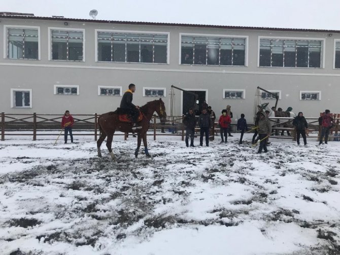 Kars’ta Kar Üstünde Cirit Gösterisi