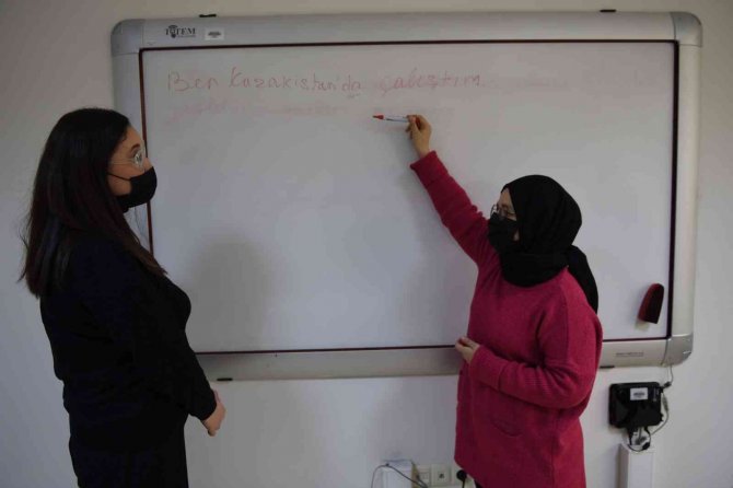 Kazakistanlı Gazeteci, Türkçe Öğrenmek İçin Çorum’a Geldi