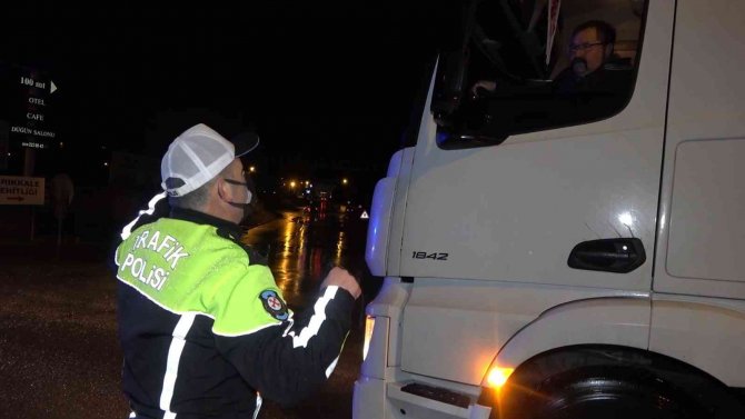 Kırıkkale-kayseri Karayolunda Sis Ve Kar Engeli: Tırlar Konya Yolundan Gönderildi