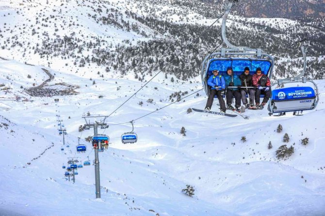 Denizli Kayak Merkezi’nde Kar Kalınlığı 25 Santimetreyi Buldu
