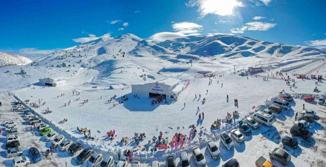 Denizli Kayak Merkezi’nde Kar Kalınlığı 25 Santimetreyi Buldu