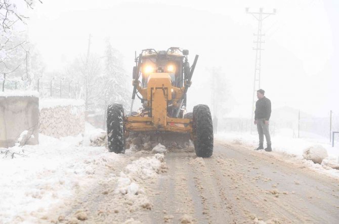 Konyaaltı Yaylalarında, Karla Kaplanan Yollar Açılıyor